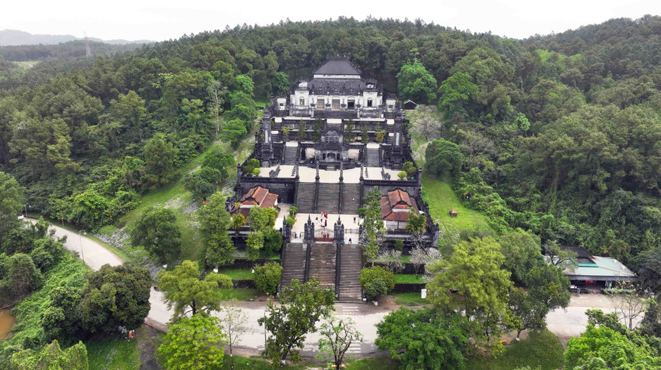 En su viaje para explorar Hue, los turistas no pueden perderse las tumbas reales, lugar de descanso de los reyes de la dinastía Nguyen. En la foto: Tumba de Khai Dinh. Foto: VNA
