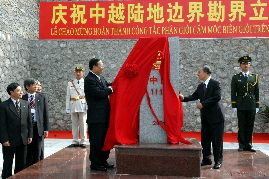 El viceprimer ministro y ministro de Relaciones Exteriores, Pham Gia Khiem, y el consejero de Estado chino, Dai Bingguo, inauguraron el marcador fronterizo 1117 (del lado chino) en la ceremonia para celebrar la finalización de la demarcación fronteriza Vietnam – China (23 de febrero de 2009). Foto: VNA
