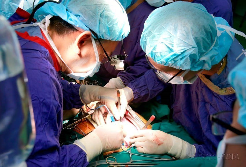 Tras las reformas, el sistema de salud de Vietnam ha experimentado un desarrollo integral y sólido. En la imagen: Primera realización en Vietnam de un trasplante de seis órganos de un donante con muerte cerebral en el Hospital Viet-Duc (Hanoi, 24 de diciembre de 2018). Foto: VNA