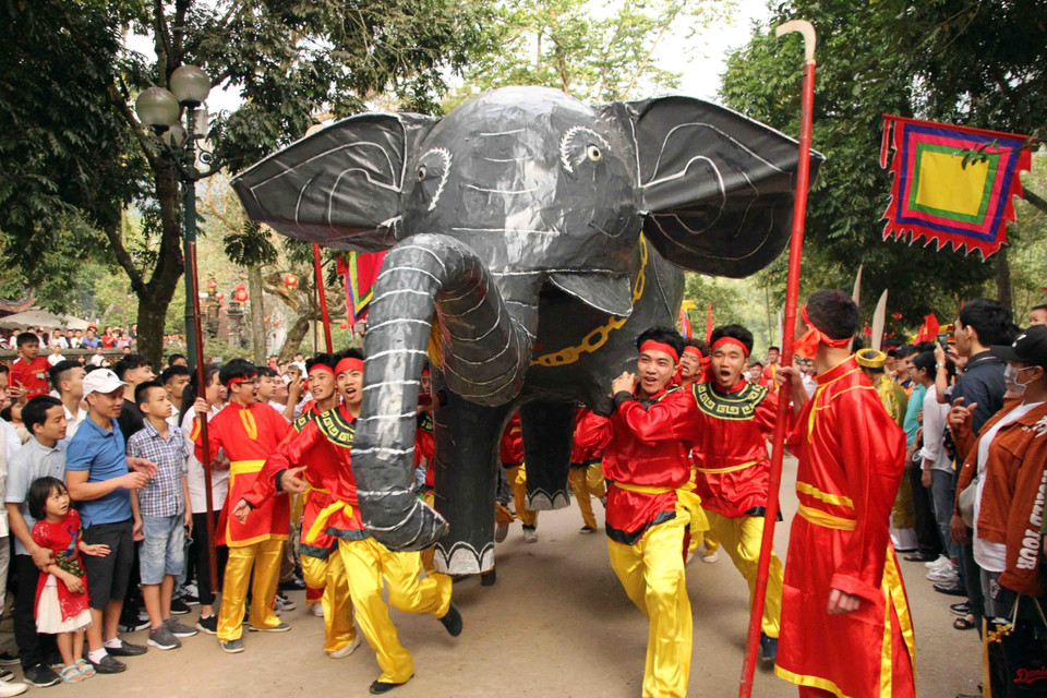 La UNESCO reconoció el Festival Gióng en los templos Phu Dong y Soc de Vietnam como Patrimonio Cultural Inmaterial Representativo de la Humanidad en 2010. En la foto: La procesión de elefantes de los habitantes de la aldea de Duoc Thuong, comuna de Tien Duoc, durante la ceremonia de inauguración del Festival Giong en el templo Soc (Hanoi, 2019). Foto: VNA