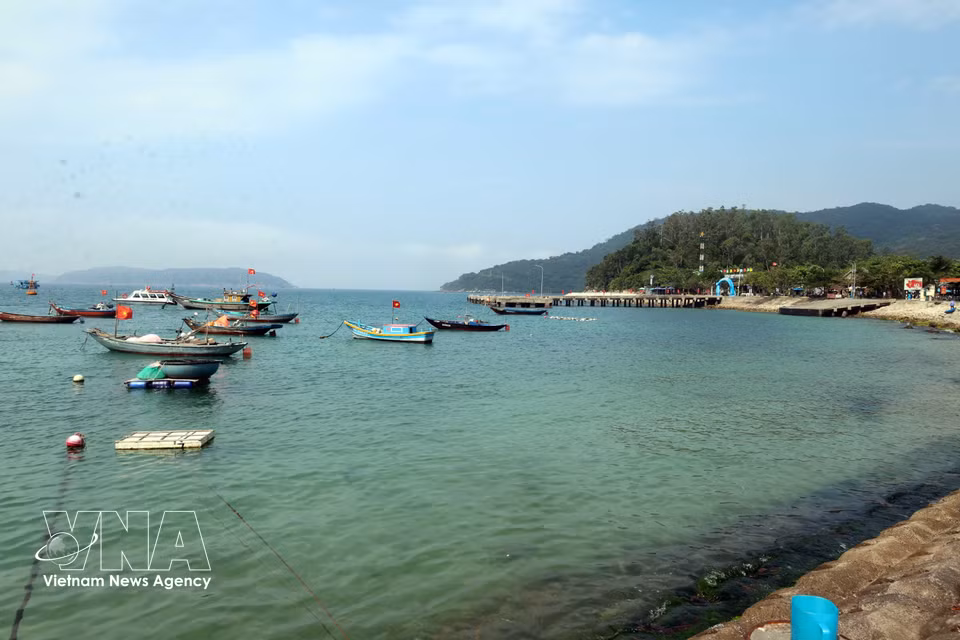 Pescadores de la isla Cu Lao Cham utilizan pequeñas embarcaciones para la pesca. Foto: VNA