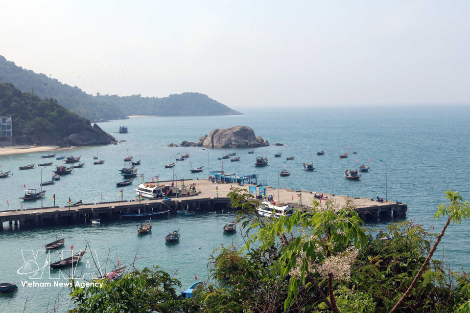 Pescadores de la isla Cu Lao Cham utilizan pequeñas embarcaciones para la pesca. Foto: VNA