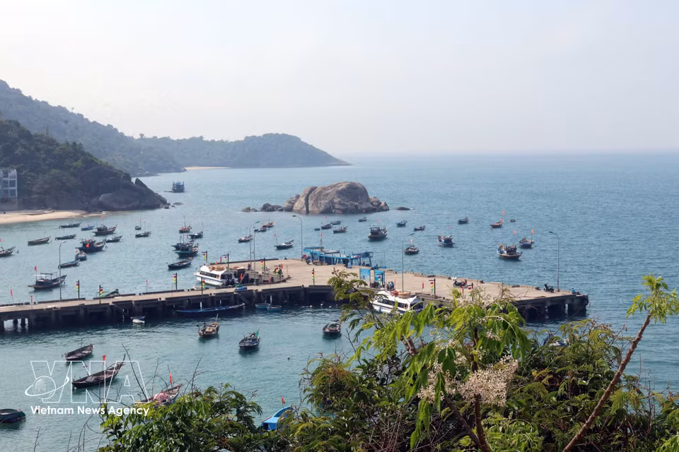 Pescadores de la isla Cu Lao Cham utilizan pequeñas embarcaciones para la pesca. Foto: VNA