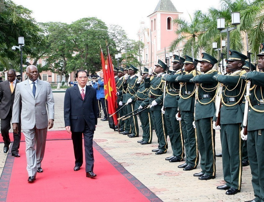 El presidente de Angola, José Eduardo dos Santos, y el secretario general, Nong Duc Manh, pasaron revista a la guardia de honor durante su visita oficial a Angola (Luanda, 3 de abril de 2008). Foto: VNA