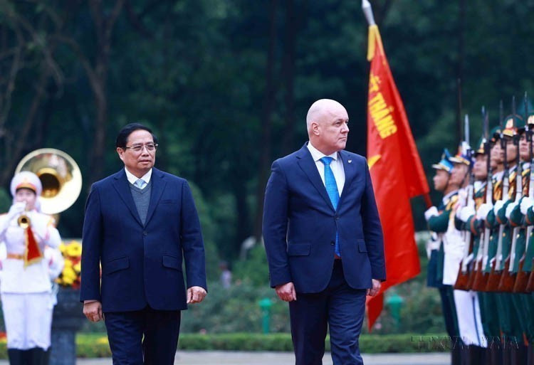 El primer ministro vietnamita, Pham Minh Chinh, presidió la ceremonia de bienvenida de su homólogo neozelandés Christopher Luxon, quien se encontraba de visita oficial en Vietnam para asistir al segundo Foro del Futuro de la ASEAN, del 25 al 28 de febrero de 2025. Foto: VNA