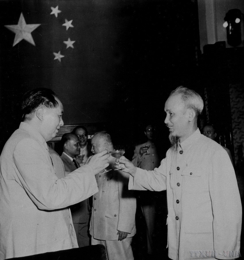 El Presidente Mao Zedong ofreció una recepción al Presidente Ho Chi Minh y a la delegación del Gobierno vietnamita en visita oficial a China (Beijing, 8 de julio de 1955). Foto: Documento Internacional/VNA