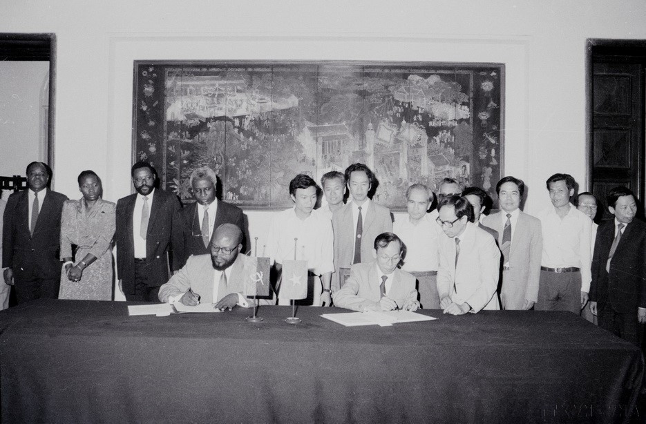 El ministro de Universidades y Escuelas secundarias vocacionales y profesionales, Tran Hong Quan, y el ministro de Agricultura de Angola, Fernando Faustino Muteka, firmaron el acta de la 3.ª reunión del Comité Intergubernamental Vietnam-Angola sobre cooperación económica, científica y tecnológica entre ambos países (Hanoi, 4 de mayo de 1989). Foto: VNA
