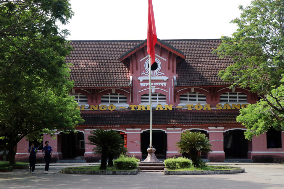 La escuela secundaria Hai Ba Trung es una de las obras arquitectónicas francesas típicas de la ciudad de Hue. Foto: VNA