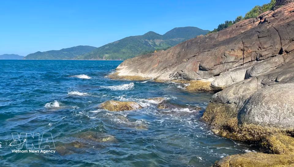 Rocas dispersas a los pies de la montaña Hai Van, que actúan como elementos naturales agrestes en medio de la suave belleza de las aguas azules de Lang Co. Foto: VNA