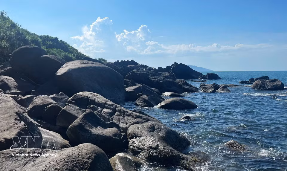Formaciones rocosas escarpadas e irregulares que se adentran en el mar, fundiéndose con las cristalinas aguas turquesas de la bahía de Lang Co. Foto: VNA