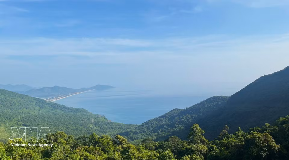 Vista panorámica de la bahía de Lang Co desde las alturas. Foto: VNA