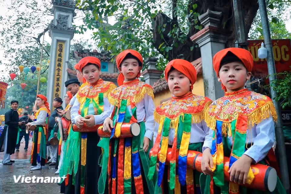 Uno de los momentos más llamativos del festival es la danza del tambor “Trong Bong”, también conocida como “Con di danh bong”. (Foto: Vietnam+)