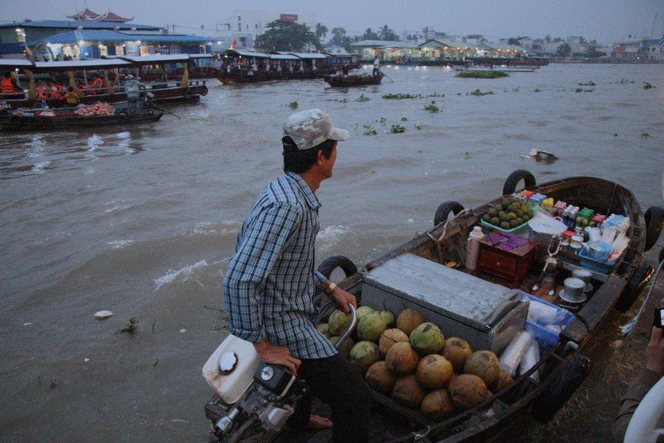 Actividad comercial dinámica en el mercado flotante de Cai Rang. Foto: VNA