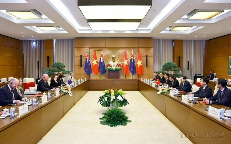El presidente de la Asamblea Nacional de Vietnam, Tran Thanh Man, se reunió con el primer ministro neozelandés, Christopher Luxon, en su visita oficial a la nación indochina, el 27 de febrero de 2025. Foto: VNA