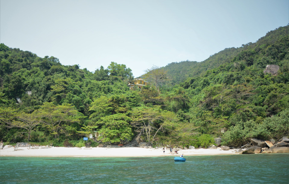 La isla de Son Cha posee arena blanca y fina, junto a aguas cristalinas, donde se esconden brillantes arrecifes de coral, creando una belleza fascinante. (Foto: VNA)