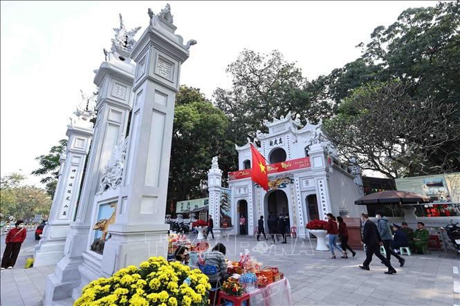 El templo Quan Thanh, ubicado en el barrio Quan Thanh, distrito Ba Dinh, fue construido en los primeros años de la reubicación de la capital de Hoa Lu a Thang Long por parte del rey Ly Thai To. (Foto: VNA)