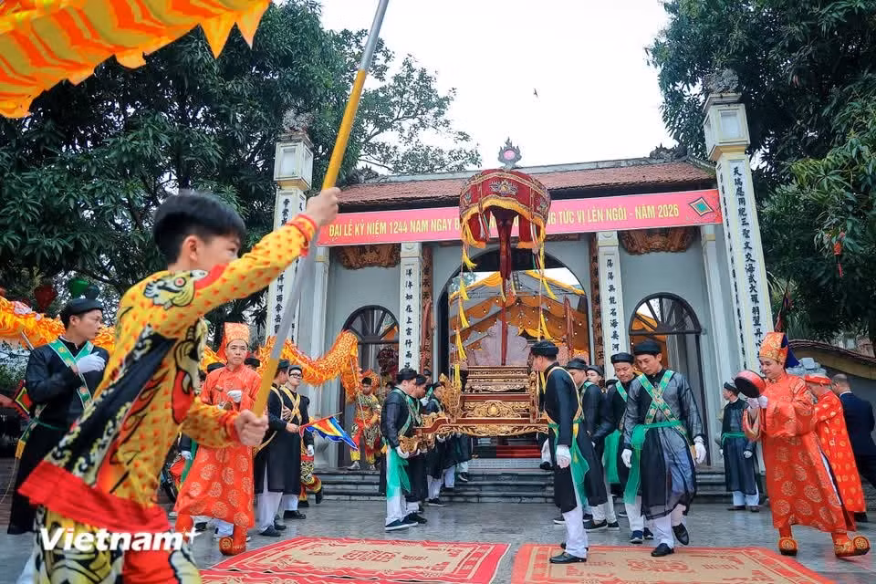 Esta festividad representa una oportunidad para que la comunidad local exprese su profunda devoción hacia el héroe nacional Phung Hung. (Foto: Vietnam+)