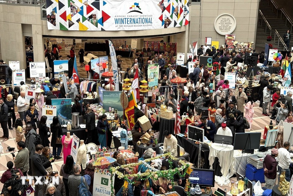 El festival Winternational no solo ofrece a los países la oportunidad de mostrar su cultura y gastronomía, sino también de fortalecer el intercambio, la cooperación y el entendimiento mutuo entre la comunidad diplomática internacional y el público estadounidense. (Foto: VNA)