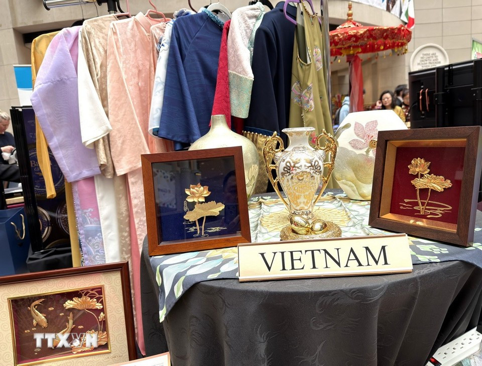 Artesanía vietnamita única y trajes étnicos tradicionales en el festival. (Foto: VNA)