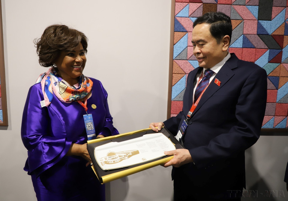El vicepresidente permanente de la Asamblea Nacional, Tran Thanh Man, se reunió con la presidenta de la Asamblea Nacional de Angola, Carolina Cerqueira, en el marco de la 146.ª Asamblea General de la UIP (Bahréin, 13 de marzo de 2023). Foto: VNA
