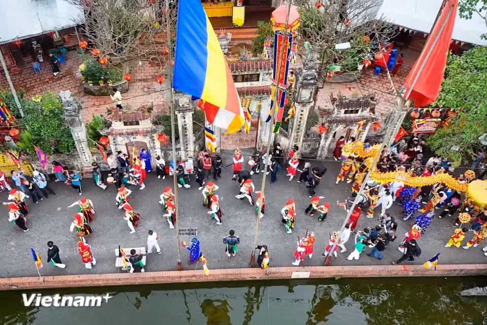 Para levantar el ánimo de sus soldados y ofrecerles entretenimiento, ordenó que algunos se caracterizaran como mujeres, vistieran ropas vistosas y ejecutaran danzas acompañadas de tambores. (Foto: Vietnam+)