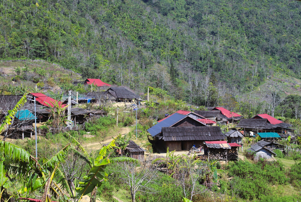 Debido a sus costumbres y cultura, los Mong de Huoi Man eligen lugares en las cimas de las colinas y al pie de las cordilleras para construir palafitos bajos de una sola planta con paredes de tablones de madera. Foto: VNA