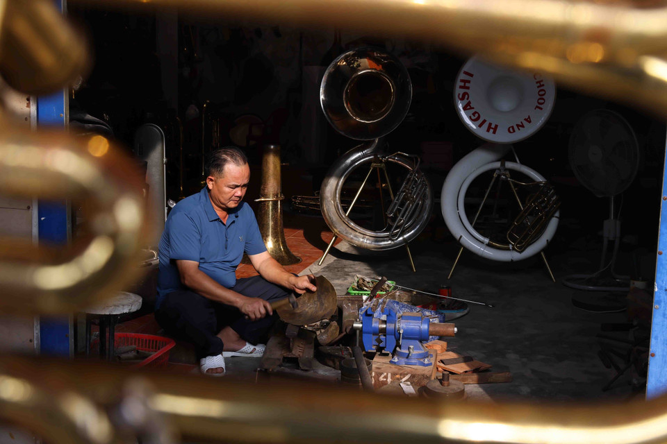 La mayoría de los pasos de fabricación de trompetas de Pham Phao se realizan manualmente. (Foto: VNA)