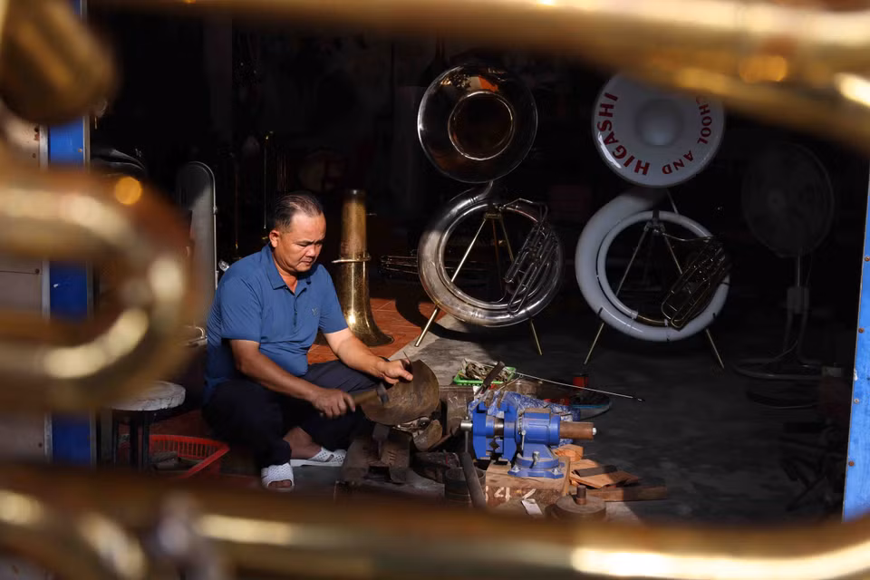 La mayoría de los pasos de fabricación de trompetas de Pham Phao se realizan manualmente. (Foto: VNA)