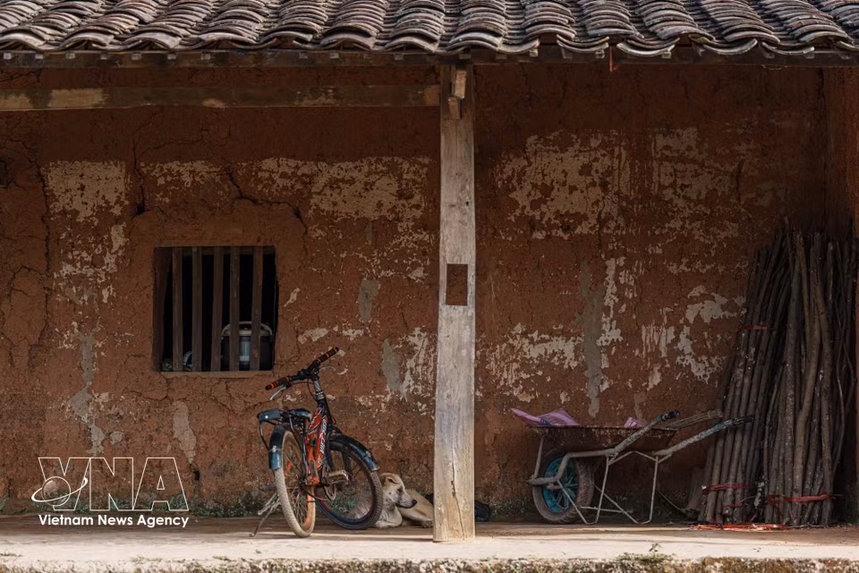 Casas de adobe tradicionales con antiguos tejados de tejas, que conservan la huella del tiempo y la arquitectura característica de la zona rural montañosa. Foto: VNA
