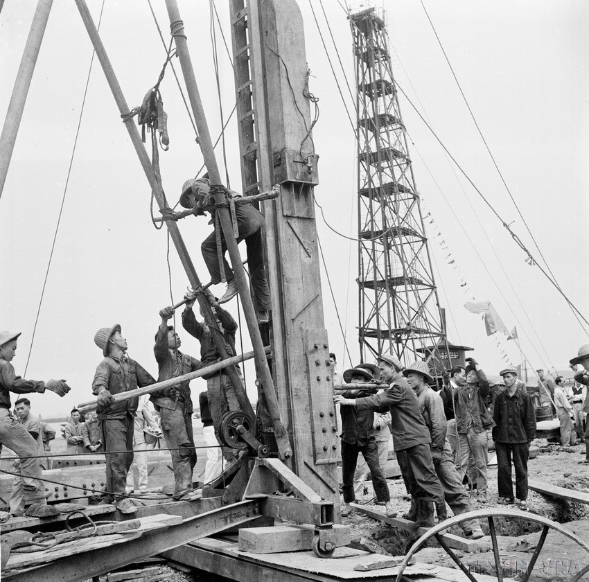 Obreros técnicos chinos y vietnamitas operaron máquinas hincadoras de pilotes para construir un dique para evitar la entrada de agua durante la construcción del Astillero Hai Phong (1960). Foto: VNA