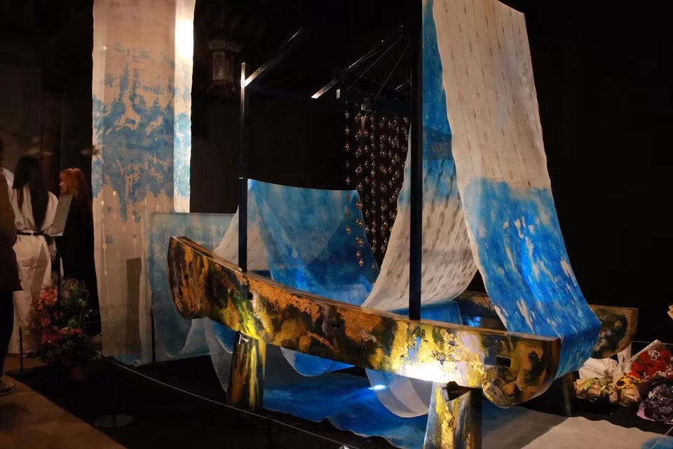 Trabajo en madera, pintura y seda que cuenta la historia de un pueblo que cultiva moreras y cría gusanos de seda, evocando pensamientos sobre mujeres y virtudes antiguas. (Foto: Vietnam+)