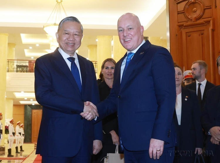 El secretario general del Partido Comunista de Vietnam, To Lam, recibe al primer ministro neozelandés Christopher Luxon, presidente del Partido Nacional de Nueva Zelanda, durante su visita oficial a Vietnam para asistir al segundo Foro del Futuro de la ASEAN, el 26 de febrero de 2025. Foto: VNA