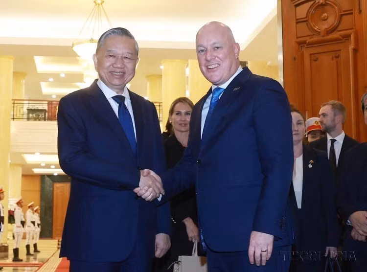 El secretario general del Partido Comunista de Vietnam, To Lam, recibe al primer ministro neozelandés Christopher Luxon, presidente del Partido Nacional de Nueva Zelanda, durante su visita oficial a Vietnam para asistir al segundo Foro del Futuro de la ASEAN, el 26 de febrero de 2025. Foto: VNA