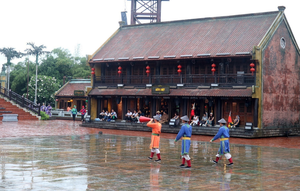 Recreación de la escena del "Anuncio del regreso a casa de los que han aprobado el examen en el período feudal" en la isla de Phu Quoc. (Foto: VNA)