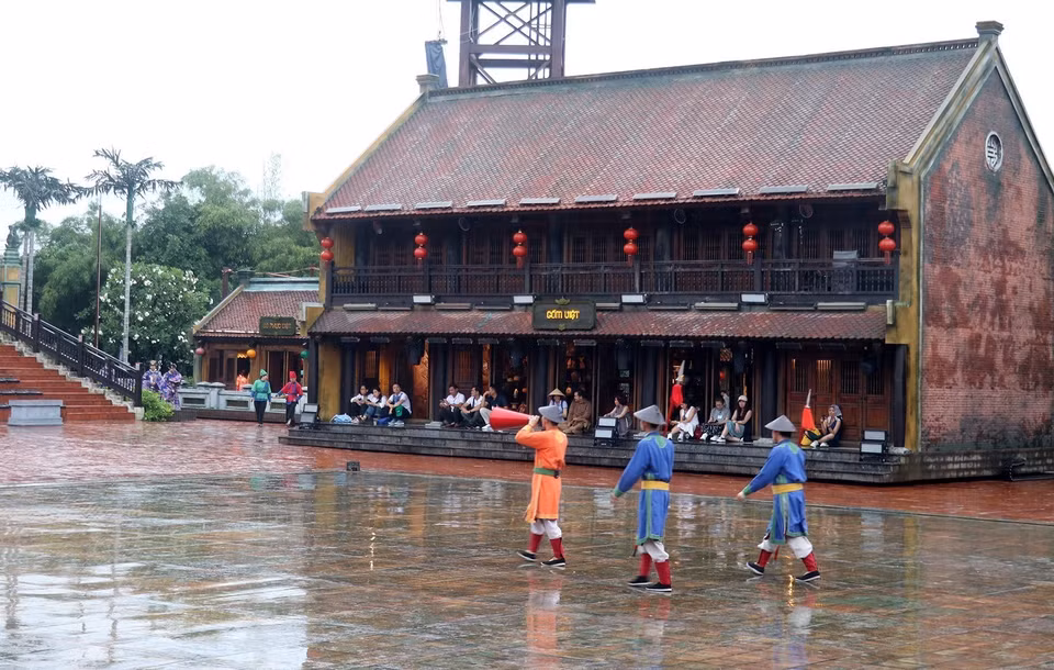 Recreación de la escena del "Anuncio del regreso a casa de los que han aprobado el examen en el período feudal" en la isla de Phu Quoc. (Foto: VNA)