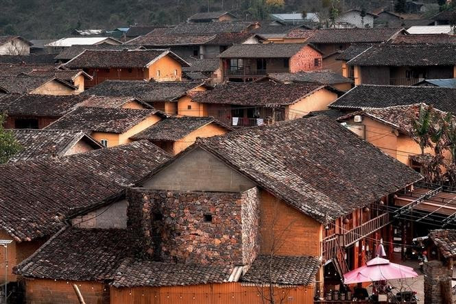 Techos de tejas yin-yang, típicos de las casas de los Lo Lo en el pueblo de Lo Lo Chai. (Foto: VNA)