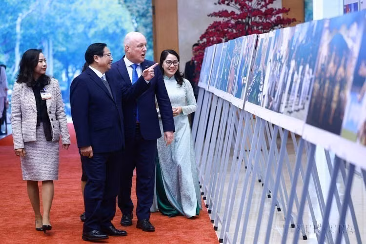 El primer ministro vietnamita, Pham Minh Chinh, y su homólogo neozelandés Christopher Luxon visitaron una exposición fotográfica sobre la cooperación entre ambos países, organizada por la VNA el 26 de febrero de 2025. Foto: VNA