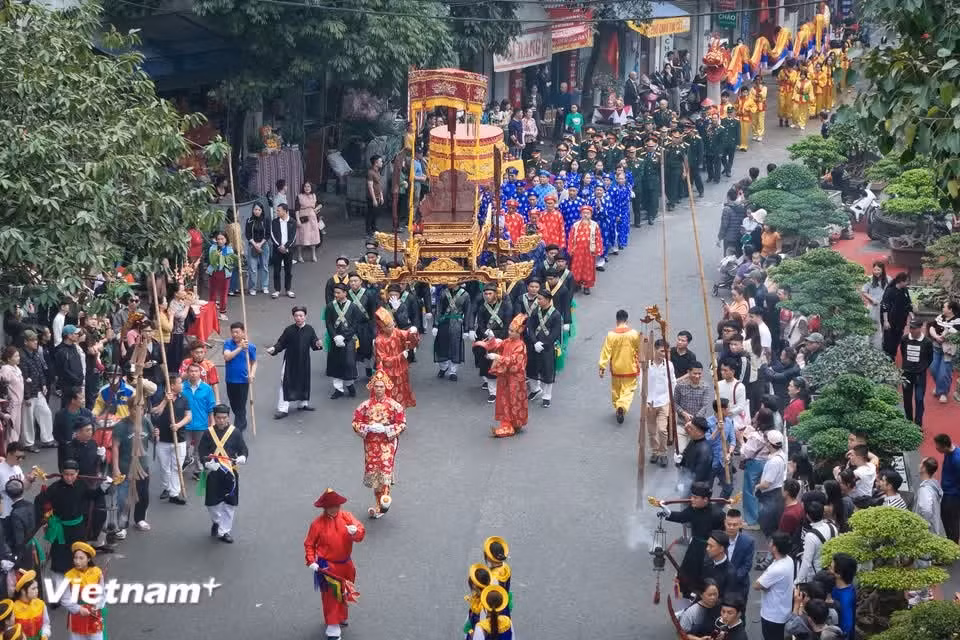 Para los habitantes de Trieu Khuc, Phung Hung es mucho más que un rey o un célebre general: lo veneran como una deidad protectora que cuida del bienestar de la comunidad, asegurando paz, prosperidad y abundantes cosechas a lo largo de las generaciones.. (Foto: Vietnam+)