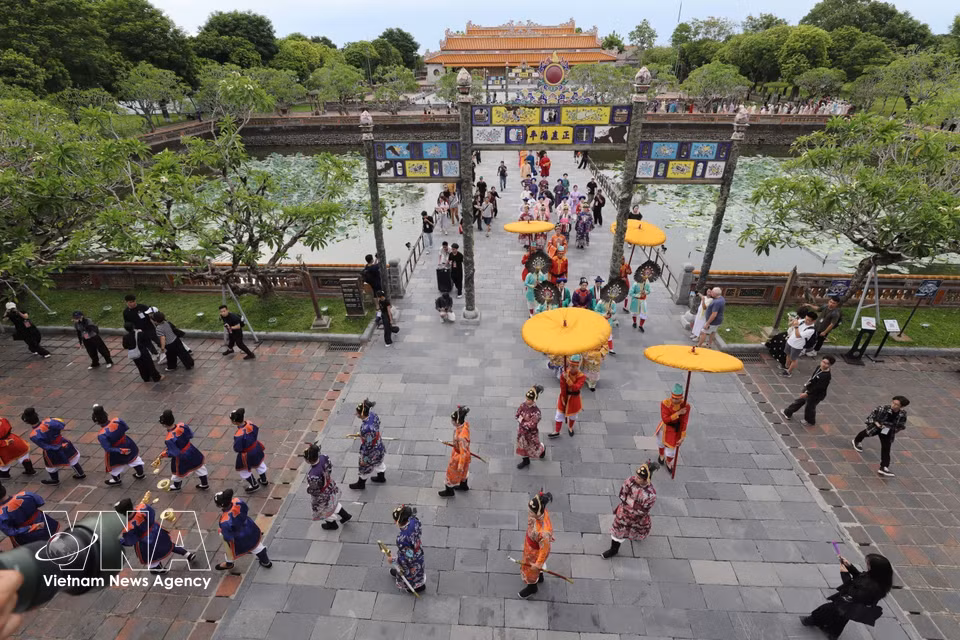 Recreación de la majestuosa procesión real de la dinastía Nguyen en la Ciudadela Imperial de Hue. Foto: VNA