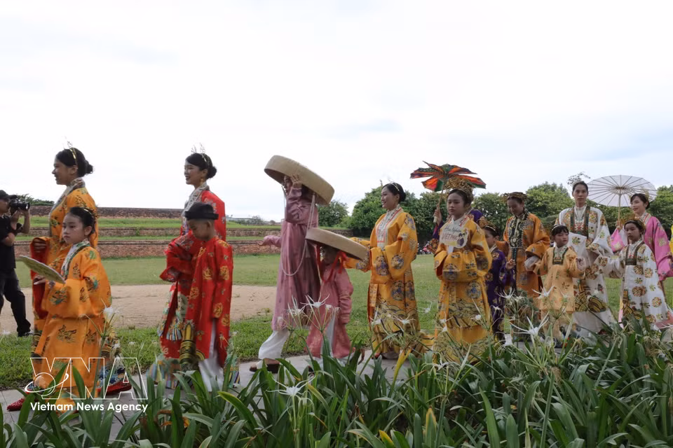 El programa reunió a más de mil 500 artistas y entusiastas de los trajes tradicionales vietnamitas de las tres regiones del país. Foto: VNA