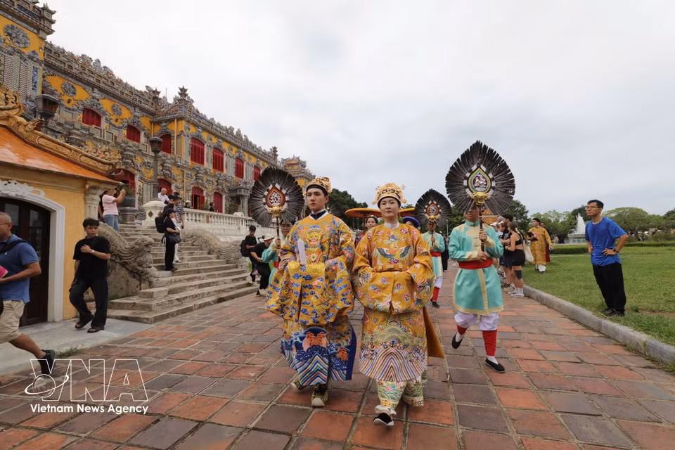 La representación recorrió lugares históricos típicos como el Palacio Kien Trung, el Palacio Truong Sanh, Truong Lang, la Puerta Ngo Mon... Foto: VNA