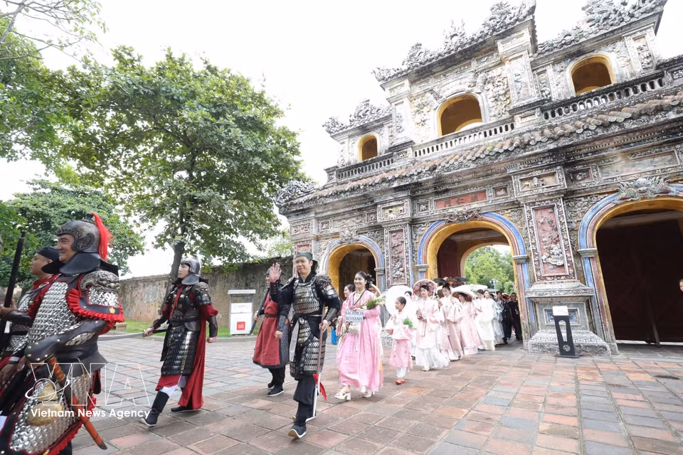 Recreación de la majestuosa procesión real de la dinastía Nguyen en la Ciudadela Imperial de Hue. Foto: VNA