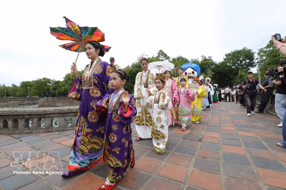 El programa reunió a más de mil 500 artistas y entusiastas de los trajes tradicionales vietnamitas de las tres regiones del país. Foto: VNA