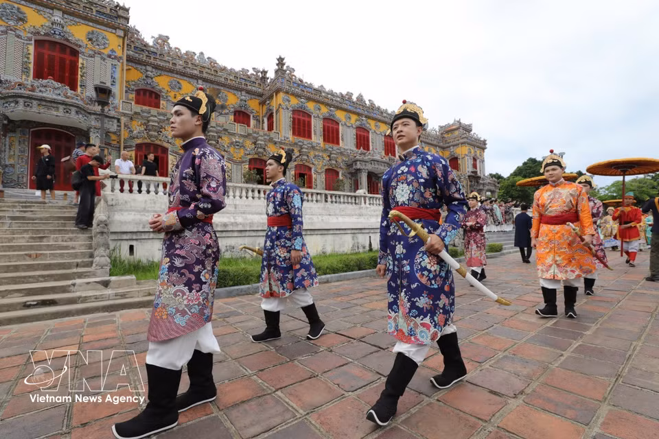 Recreación de la majestuosa procesión real de la dinastía Nguyen en la Ciudadela Imperial de Hue. Foto: VNA