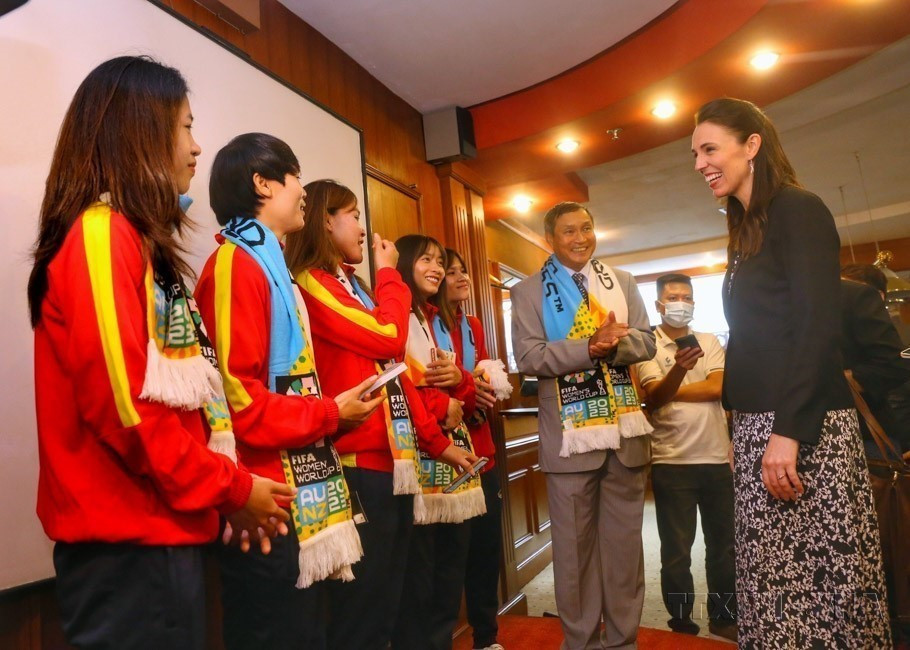 La primera ministra neozelandesa, Jacinda Ardern, interactuó con la selección femenina de fútbol vietnamita durante su visita oficial a Vietnam, el 15 de noviembre de 2022. Foto: VNA