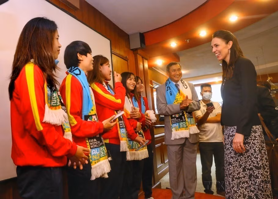 La primera ministra neozelandesa, Jacinda Ardern, interactuó con la selección femenina de fútbol vietnamita durante su visita oficial a Vietnam, el 15 de noviembre de 2022. Foto: VNA