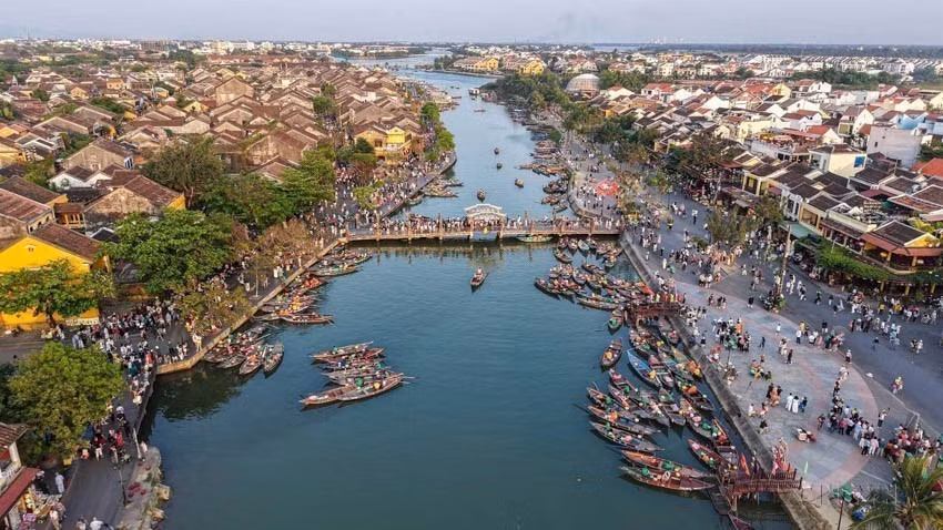 El casco antiguo de Hoi An es un destino seguro, con una arquitectura impresionante y una gastronomía atractiva, destacándose como uno de los puntos más relevantes del turismo vietnamita. Foto: VNA