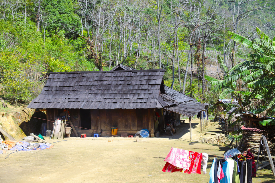Las casas bajas de madera de una sola planta del pueblo Mong en la aldea de Huoi Man están construidas con armazones de madera, muchas de las cuales tienen techos de ciprés y pino negro oscuro. Foto: VNA