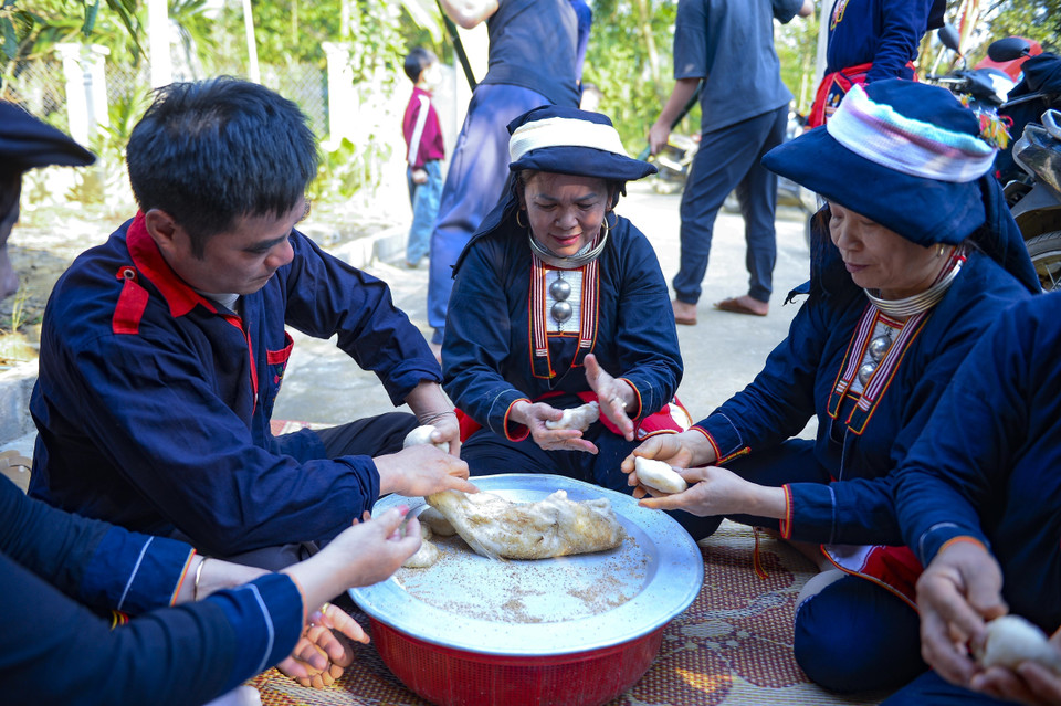 Estos pequeños y hermosos pasteles de arroz glutinoso, también conocidos como pasteles de sol, son un plato tradicional indispensable durante el Tet para la minoría étnica Dao de Thanh Hoa. (Foto: VNA)