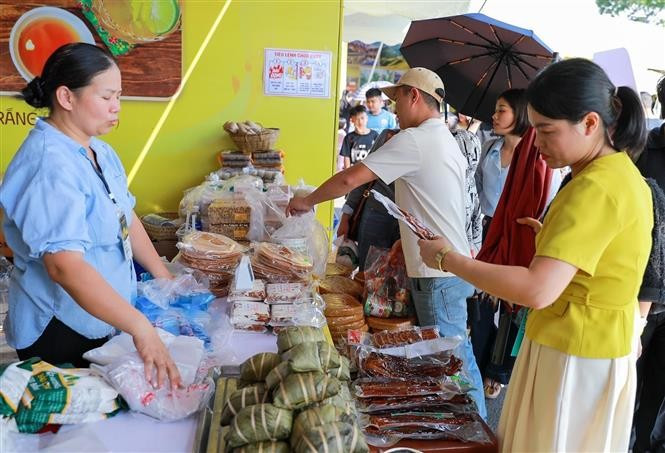 El espacio culinario atrae a numerosos turistas que desean disfrutar de la gastronomía vietnamita. (Foto: VNA)